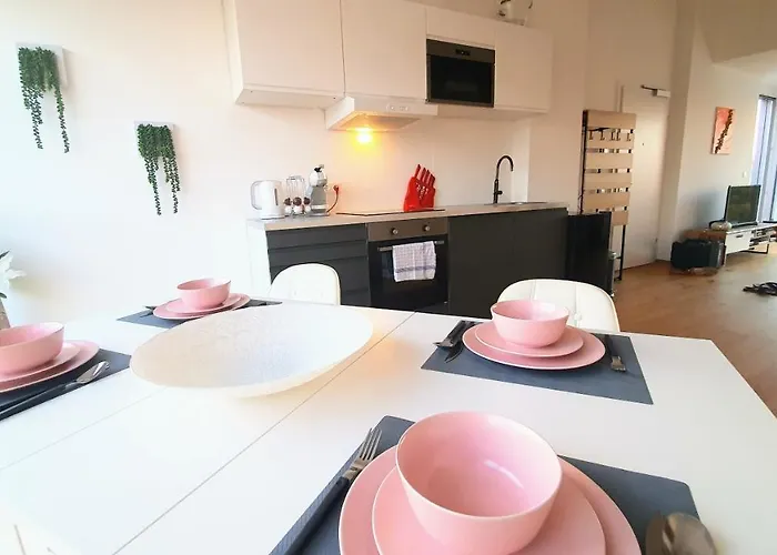 Rooftop Terrace, Free Garage Parking And Pool!